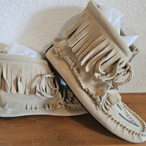 Minnetonka Women's Size 8.5 Fringe Rubber Soled Beaded Tan Moccasins